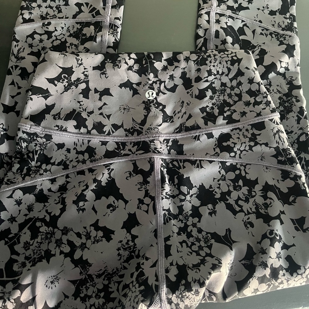 Lululemon capris, brand new without tags, never worn, perfect condition.